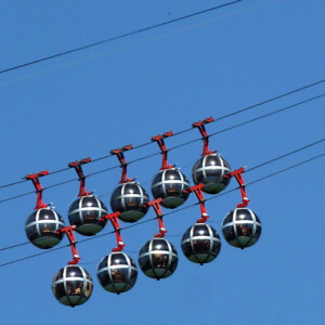 Bälle, berg- und talwärts schwebend